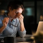 screen time before bed hurts sleep quality