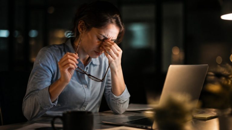 screen time before bed hurts sleep quality